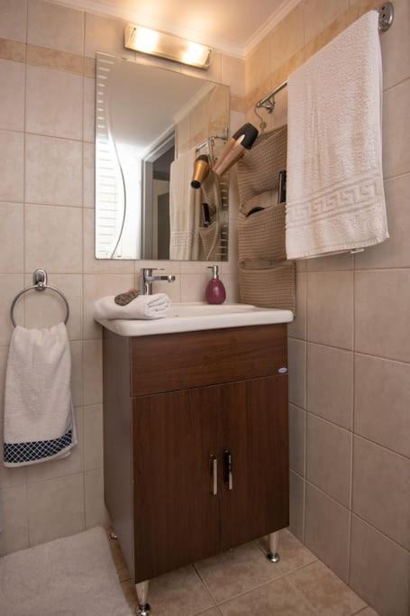 Lovely,Central, Spacious 2-Bedrooms Apartment Pireo Esterno foto
