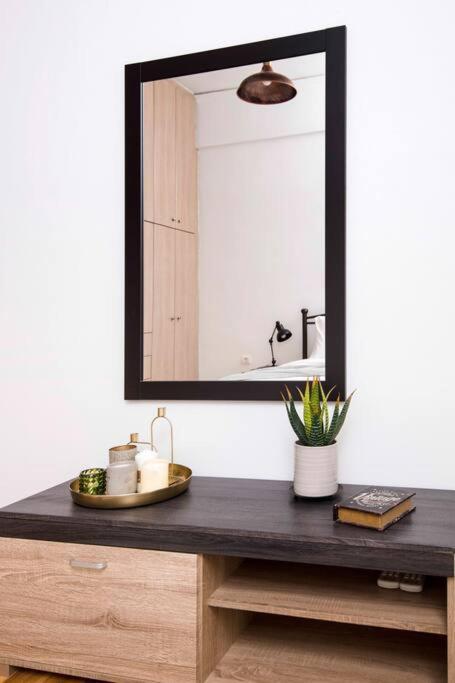 Lovely,Central, Spacious 2-Bedrooms Apartment Pireo Esterno foto