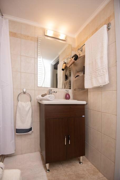 Lovely,Central, Spacious 2-Bedrooms Apartment Pireo Esterno foto